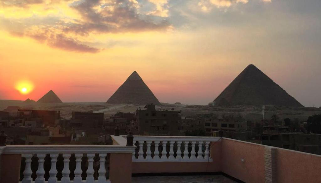 بيراميدز لوفت: إقامة مميزة مطلة على الأهرامات العظيمة