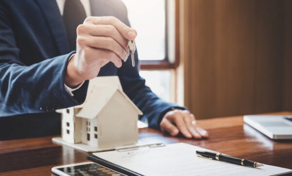 كيف تحول شغفك بالعقارات إلى مهنة بدوام كامل