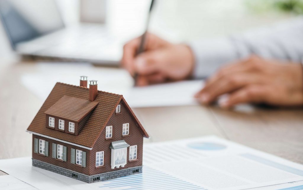 كيف تحول شغفك بالعقارات إلى مهنة بدوام كامل