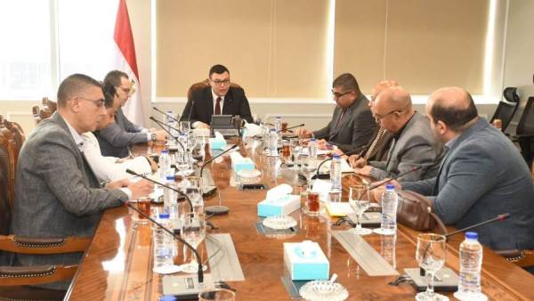 Minister of Housing Holds Meeting with Heads and Officials of West Cairo Cities to Review Work Progress