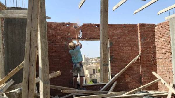 Badr and 6th of October City Authorities Demolish Several Building Violations in Coordination with the Police