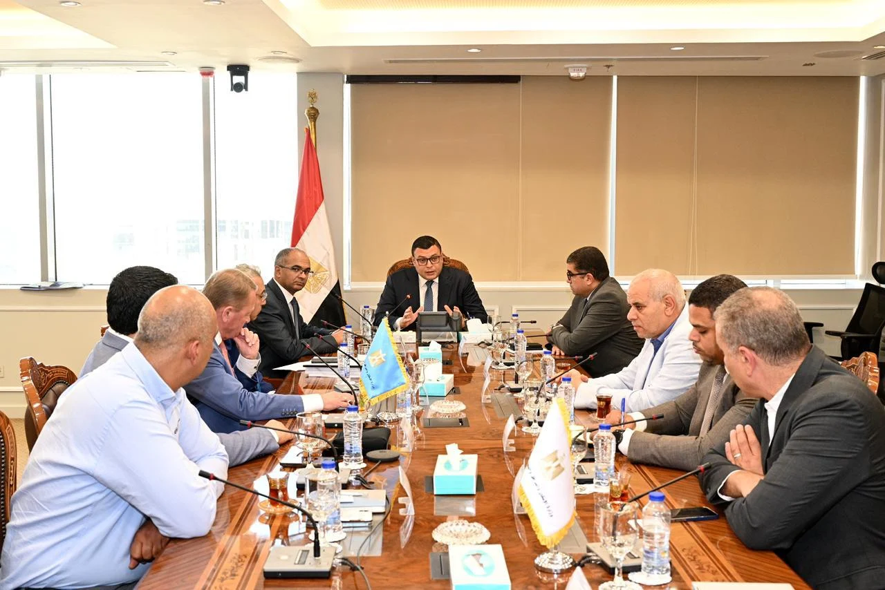 Minister of Housing Receives Officials from a Global Glass Manufacturing Company to Discuss Cooperation