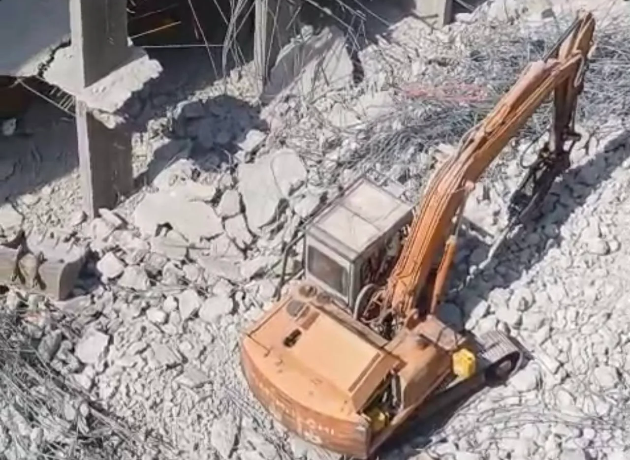 Giza Governorate Demolishes Illegal Towers in Al-Lebini Using Hammer Excavators to Prevent Reconstruction