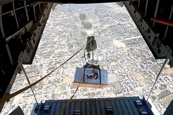 Under President Sisi's Directives: Egypt Continues Airdropping Humanitarian Aid to Gaza
