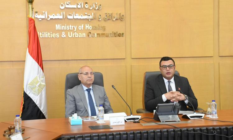 Minister of Housing Reviews Executive Status of Several Projects with Cairo Governor