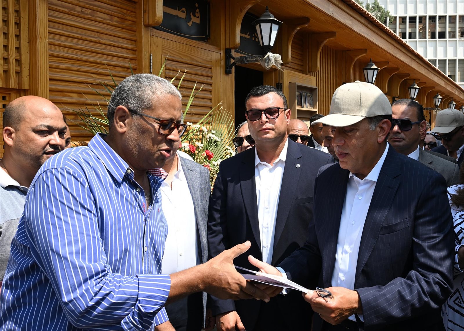 Prime Minister Hands Over Contracts to Booksellers Relocated from Old Azbakeya Wall to the New Market