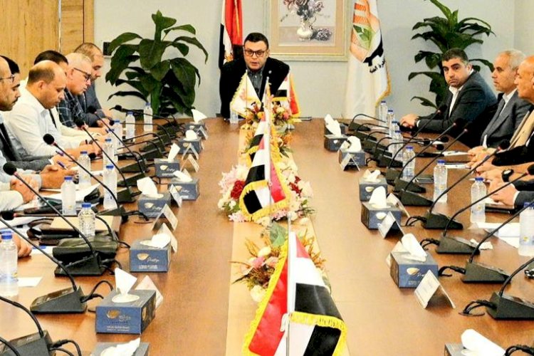 Minister of Housing Holds Meeting with Heads of Authorities of Several East Cairo Cities to Review Work Progress