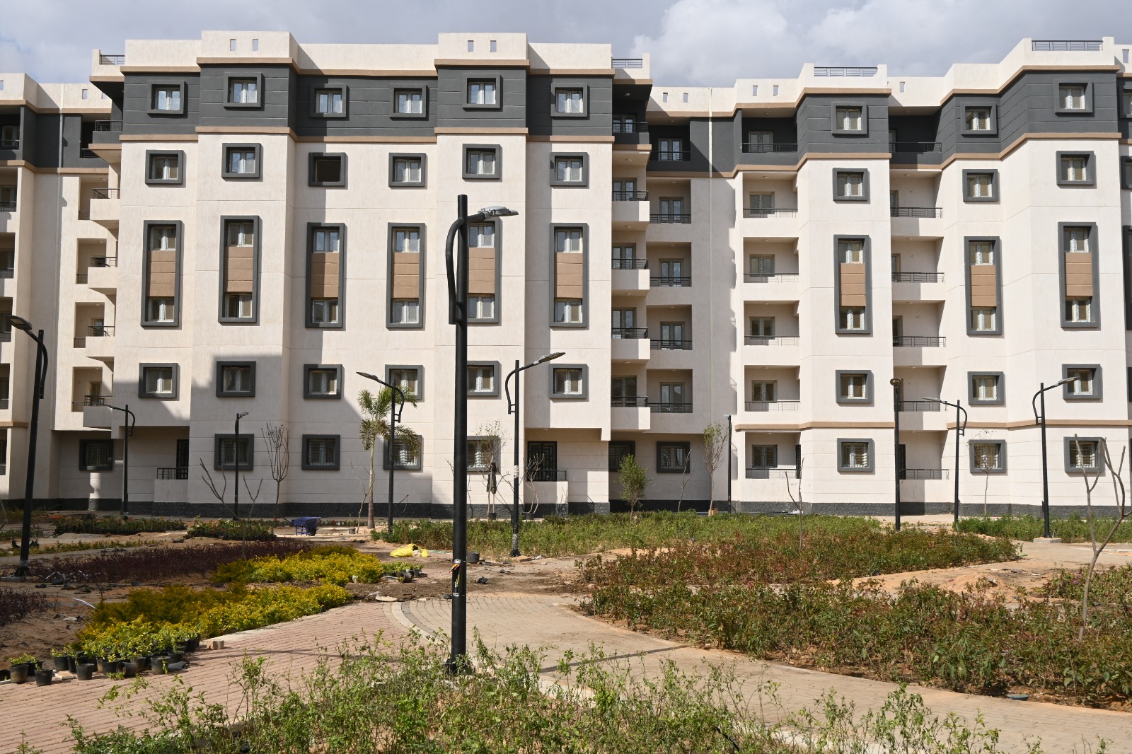 Officials of Hadayek El-Ashar City Authority Monitor Progress of the Fifth Phase of the Green Housing Project