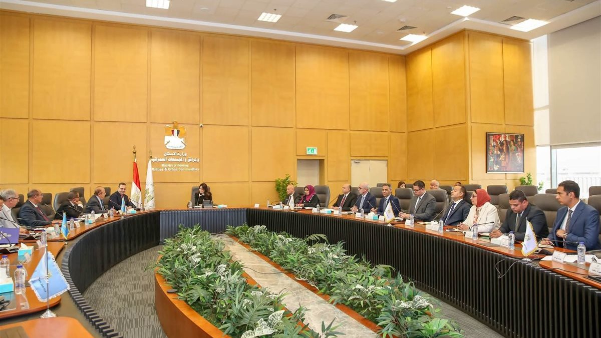Minister of Housing Meets Representatives of 10th of Ramadan Investors Association and Board of Trustees