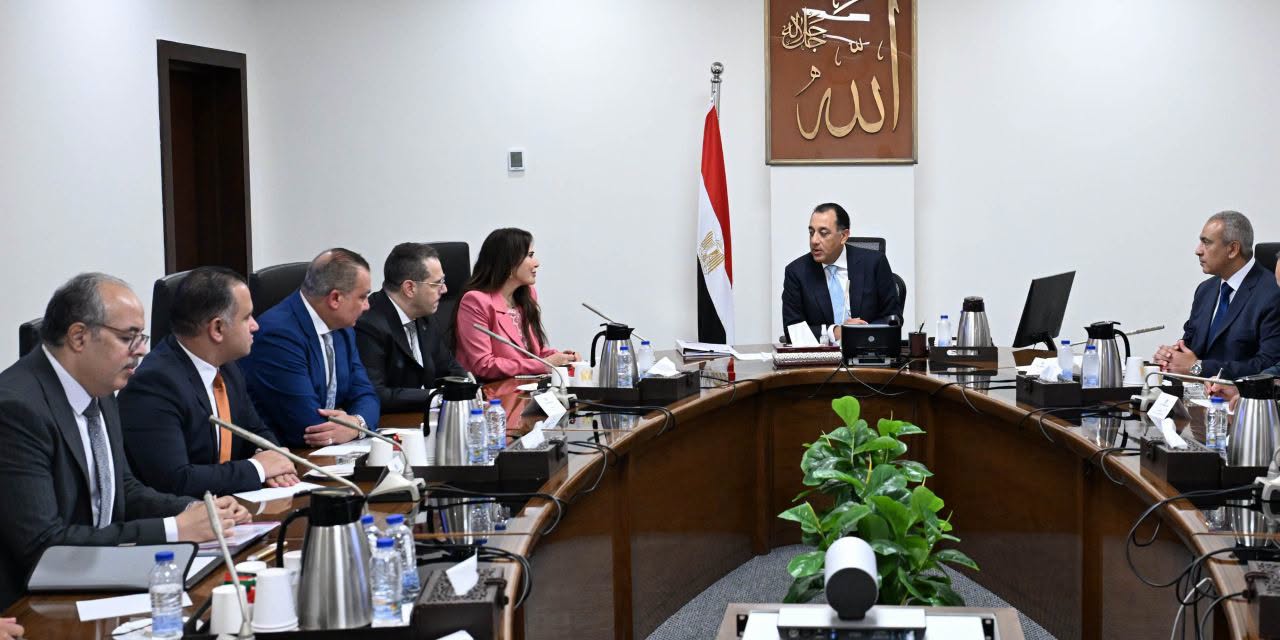 Prime Minister Reviews Strategy for Developing Northwestern Coast Cities